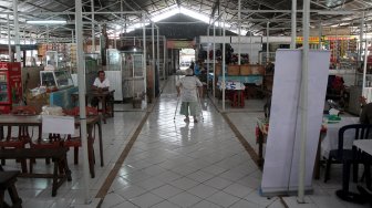 Pedagang penyandang disabilitas menunggu pembeli di Lokasi Binaan (Lokbin) Cililitan, Jakarta, Rabu (10/7). [Suara.com/Arief Hermawan P]