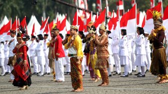 Sejumlah anggota TNI-Polri tampil dalam perayaan HUT Bhayangkara ke-73 di Kawasan Monas, Jakarta, Rabu (10/7). [Suara.com/Arief Hermawan P]