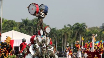 Sejumlah anggota TNI-Polri tampil dalam perayaan HUT Bhayangkara ke-73 di Kawasan Monas, Jakarta, Rabu (10/7). [Suara.com/Arief Hermawan P]