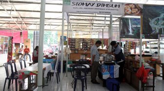 Pedagang penyandang disabilitas menunggu pembeli di Lokasi Binaan (Lokbin) Cililitan, Jakarta, Rabu (10/7). [Suara.com/Arief Hermawan P]