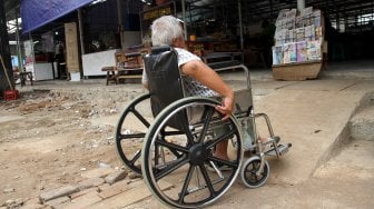 Pedagang penyandang disabilitas menunggu pembeli di Lokasi Binaan (Lokbin) Cililitan, Jakarta, Rabu (10/7). [Suara.com/Arief Hermawan P]