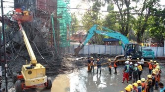 Sejumlah pekerja membersihkan material coran semen di lokasi ambruknya salah satu tiang penyangga proyek pembangunan Tol Bogor Outer Ring Road (BORR) Seksi IIIA simpang Yasmin-Semplak di jalan raya KH Sholeh Iskandar, Kelurahan Cibadak, Tanah Sareal, Kota Bogor, Jawa Barat, Rabu (10/7). [ANTARA FOTO/Arif Firmansyah]