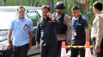 Gubernur Kepulauan Riau (Kepri) Nurdin Basirun (tengah) dengan pengawalan tiba di gedung KPK, Jakarta, Kamis (11/7). [Suara.com/Arief Hermawan P]
