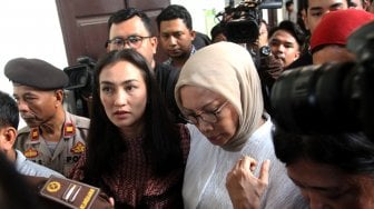 Atiqah Hasiholan mendampingi ibundanya Ratna Sarumpaet saat sidang putusan kasus dugaan penyebaran berita bohong atau hoaks di PN Jakarta Selatan, Kamis (11/7). [Suara.com/Arief Hermawan P]
