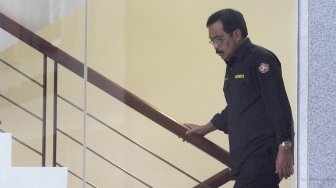 Gubernur Kepulauan Riau (Kepri) Nurdin Basirun (tengah) dengan pengawalan tiba di gedung KPK, Jakarta, Kamis (11/7). [Suara.com/Arief Hermawan P]
