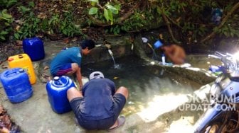 Terdampak Kekeringan, Warga di Sukabumi Ini Andalkan Sumber Air di Hutan