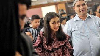 Atiqah Hasiholan mendampingi ibundanya Ratna Sarumpaet saat sidang putusan kasus dugaan penyebaran berita bohong atau hoaks di PN Jakarta Selatan, Kamis (11/7). [Suara.com/Arief Hermawan P]
