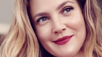 Drew Barrymore Bicara tentang Jerawat dan Awet Muda, Yuk Simak!