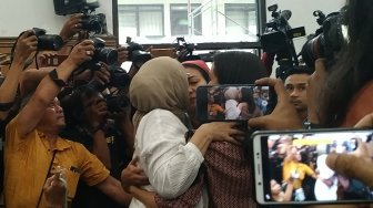 Peluk Keluarga Usai Divonis 2 Tahun Penjara, Ratna: Nanti Kita Ketemu Lagi