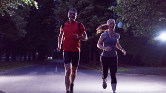 5 Manfaat Olahraga Malam Hari, Benar Bikin Tidur Nyenyak?