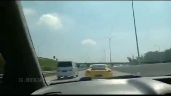 Tak Terima Disusul, Mobil Tua Ini Sukses Asapi Porsche Cayman di Jalan Tol