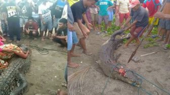 Kasian! Nenek Ini Menangis Lantaran Buaya yang Dianggap Jelmaan Dibunuh
