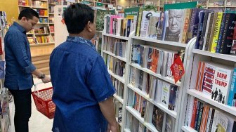 Santai Usai Kalah Pilpres 2019, Prabowo Ditemani Pria Cepak Beli Buku Ini