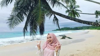 Di Bawah Nyiur Hijau, Menikmati Pesona Pantai Pasir Tinggi di Simeulue