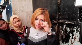 Sambil Tutupi Wajah, Barbie Kumalasari Penuhi Panggilan Polisi