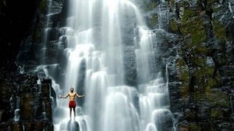 Menikmati Sensasi Segarnya Air Terjun Ciupang di Lampung