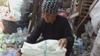 Pemulung Maryani (64 tahun) saat berada dirumahnya di Kampung Pulo Geulis RT 02/04, Kelurahan Babakan Pasar, Kota Bogor, Jawa Barat, Kamis (11/7). [Suara.com/Rambiga]