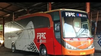 Dari Luar Terlihat Biasa, Jeroan Bus Pelat E Ini Seperti Rumah