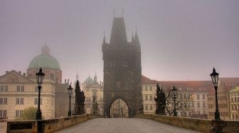 Berlibur ke Praha, Menyisir Pesona Jembatan Charles Bridge nan Menawan