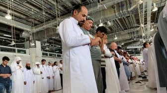 Jamaah melakukan shalat Jumat di Masjidil Haram dibawah suhu lebih dari 40 derajat celcius di Mekkah, Arab Saudi, Jumat (12/7). [ANTARA FOTO/Hanni Sofia]