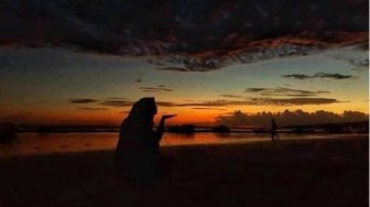 Pesona Atraksi Matahari Tenggelam di Pantai Tanjung Bira Sulsel