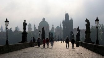 Berusia Lebih dari 7 Abad, Potret Jembatan Charles Bridge di Praha