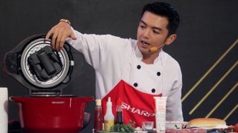 Begini Gaya Nicky Tirta Jadi Chef