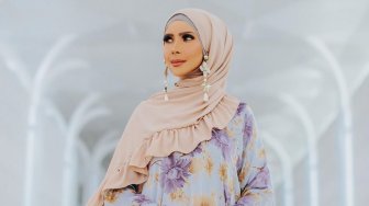 Matching, Artis Malaysia Ini Selalu Pakai Tas dan Hijab Senada