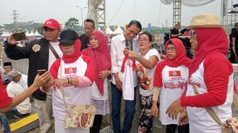 Jokowi KW Laris Manis Diserbu Emak-emak Minta Foto