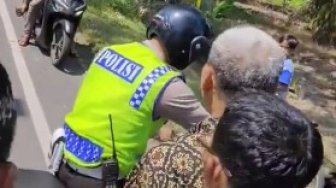 Polisi Jadi Sorotan saat Jatuh di Jalan, Alasannya Membuat Penasaran