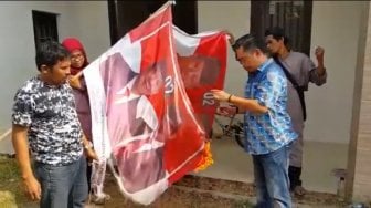 Kecewa pada Pertemuan dengan Jokowi, Relawan Prabowo Bakar Spanduk 02