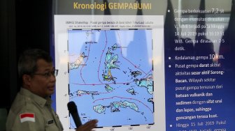 Pelaksana Tugas (plt) Kepala Pusat Data, Informasi, dan Humas Badan Penanggulangan Bencana (BNPB) Agus Wibowo memberikan penjelasan saat konferensi pers mengenai gempa bumi yang melanda Maluku Utara di Graha BNPB, Jakarta, Senin (15/7). [Suara.com/Arief Hermawan P]

