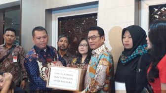 Sambangi Istana, Baiq Nuril Serahkan Surat Permohonan Amnesti ke Jokowi