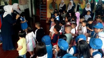 Suasana hari pertama sekolah di TK Negeri Jalan Tegal, Jakarta, Senin (15/7). [Suara.com/Oke Atmaja]