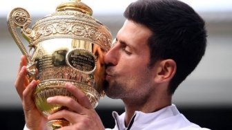 Juarai Wimbledon 2019, Novak Djokovic Nekat Makan Rumput Lapangan