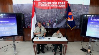 Pelaksana Tugas (plt) Kepala Pusat Data, Informasi, dan Humas Badan Penanggulangan Bencana (BNPB) Agus Wibowo memberikan penjelasan saat konferensi pers mengenai gempa bumi yang melanda Maluku Utara di Graha BNPB, Jakarta, Senin (15/7). [Suara.com/Arief Hermawan P]

