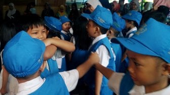 Suasana hari pertama sekolah di TK Negeri Jalan Tegal, Jakarta, Senin (15/7). [Suara.com/Oke Atmaja]