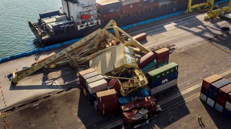 Container Crane Roboh di Pelabuhan Semarang