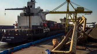 Sebuah "container crane" roboh akibat terbentur kapal peti kemas MV Soul of Luck berbendera Panama di Terminal Peti Kemas (TPK) Pelabuhan Tanjung Emas, Semarang, Jawa Tengah, Senin (15/7). [ANTARA FOTO/Aji Styawan]
