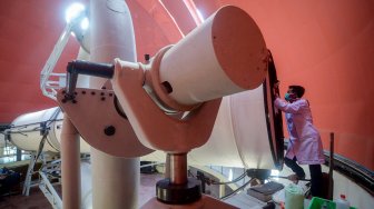 Melihat Perawatan Teleskop Observatorium Bosscha