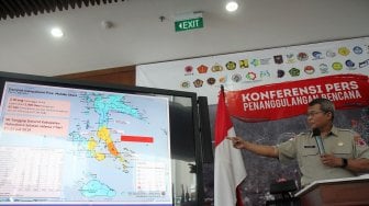 Pelaksana Tugas (plt) Kepala Pusat Data, Informasi, dan Humas Badan Penanggulangan Bencana (BNPB) Agus Wibowo memberikan penjelasan saat konferensi pers mengenai gempa bumi yang melanda Maluku Utara di Graha BNPB, Jakarta, Senin (15/7). [Suara.com/Arief Hermawan P]

