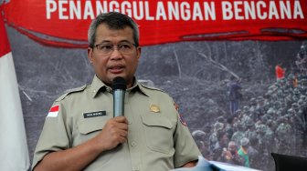 Pelaksana Tugas (plt) Kepala Pusat Data, Informasi, dan Humas Badan Penanggulangan Bencana (BNPB) Agus Wibowo memberikan penjelasan saat konferensi pers mengenai gempa bumi yang melanda Maluku Utara di Graha BNPB, Jakarta, Senin (15/7). [Suara.com/Arief Hermawan P]

