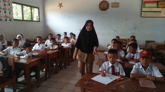 Nining, Guru Honorer di SD Pandeglang Ini Tinggal di Toilet Sekolah