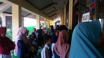 Hari Pertama, Orang Tua Siswa: Harus Diantar, karena Baru Masuk SD