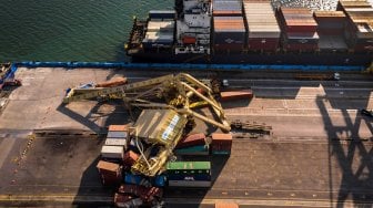 Sebuah "container crane" roboh akibat terbentur kapal peti kemas MV Soul of Luck berbendera Panama di Terminal Peti Kemas (TPK) Pelabuhan Tanjung Emas, Semarang, Jawa Tengah, Senin (15/7). [ANTARA FOTO/Aji Styawan]
