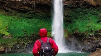 Sensasi Segarnya Bermandikan Jeram Deras Air Terjun Putri Malu