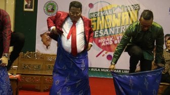 Hotman Paris Lomba Pakai Sarung di Pesantren Lirboyo