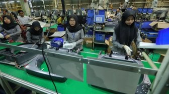 Pekerja melakukan proses pembuatan mesin cuci di Pabrik Mesin Cuci Sharp Indonesia, Karawang International Industrial City (KIIC), Jawa Barat, Selasa (16/7).[Suara.com/Muhaimin A Untung]