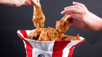 KFC Bikin Topi Multifungsi, Bisa untuk Wadah Ayam Goreng