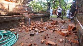 Bagian candi yang hancur akibat gempa di Pura Lokanatha, Denpasar, Bali, Selasa (16/7). [ANTARA FOTO/Nyoman Budhiana]
